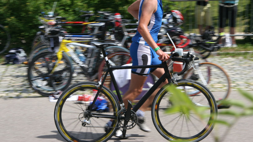 Resiliência e foco do triathlon inspiram líderes na gestão sob pressão, explica Guilherme Guitte Concato.