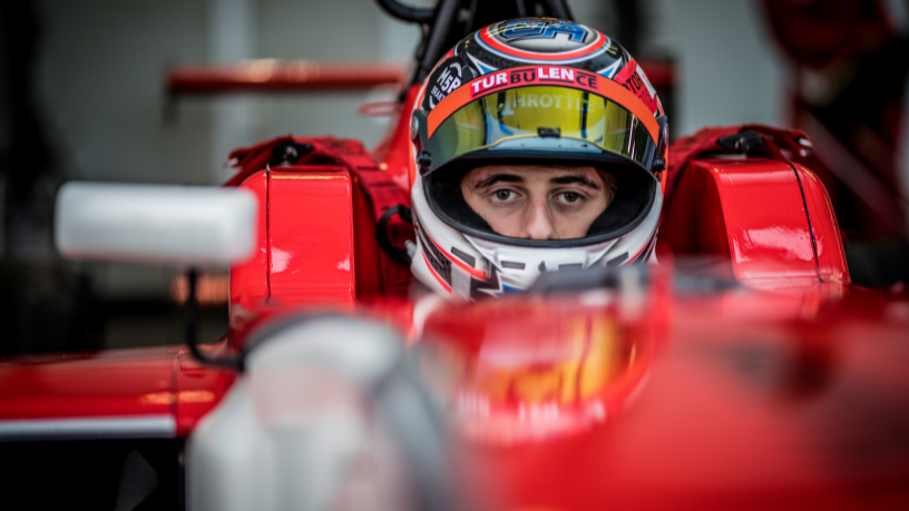 Preparação física do piloto: Resistência e reflexo que vencem corridas com o suporte de performance de Teciomar Ábila