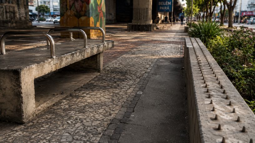 Arquitetura hostil em espaços públicos: o impacto urbano da nova legislação e o debate sobre cidades mais inclusivas
