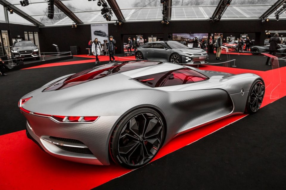 Carro esportivo conceitual prateado exposto em uma mostra automotiva.